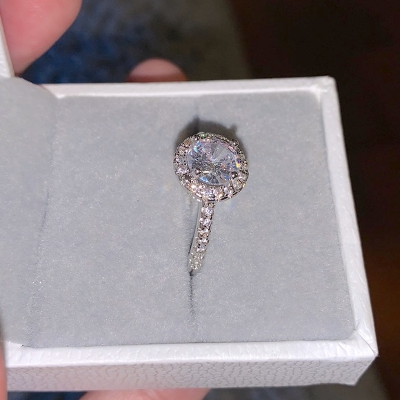 Center of My Universe Round Halo Ring - Picture 7 of 10